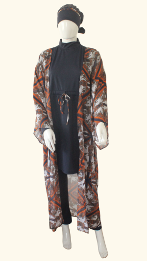 Maillot burkini Hippies : tissu noir couvrant et bonnet assorti, paréo coloré.
