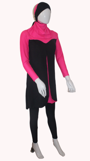 Maillot burkini "Rose de Sable" 3 pièces : legging noir, tunique chic avec ouverture sur tissu rose, bonnet assorti noir et rose.