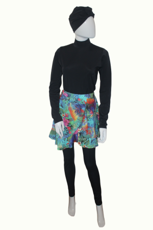 Maillot burkini noir avec jupe et volant bleu ciel à motifs fleurs tropicales colorées, confortable et à séchage rapide.